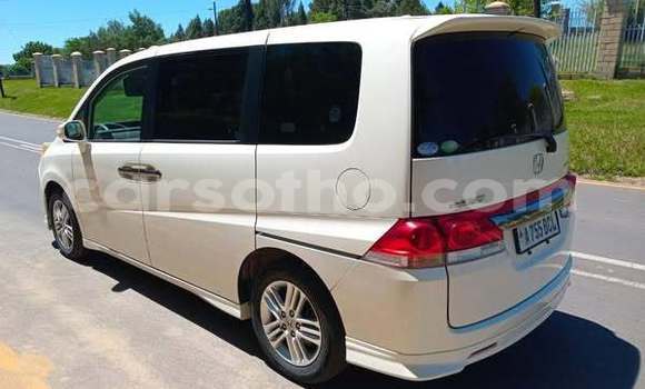 Sayi Na hannu Honda Stepwgn White Mota in Maseru a Maseru Sayi Na hannu Honda Stepwgn White Mota in Maseru a Maseru