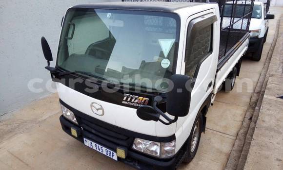 Sayi Na hannu Toyota Hillux White Babbar mota in Maseru a Maseru