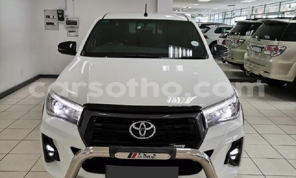 اشتري مستعمل Toyota Hilux White سيارة في Maseru في Maseru