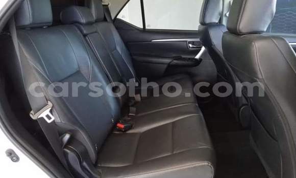Acheter Occasion Voiture Toyota Fortuner Blanc à Maseru, Maseru Acheter Occasion Voiture Toyota Fortuner Blanc à Maseru, Maseru