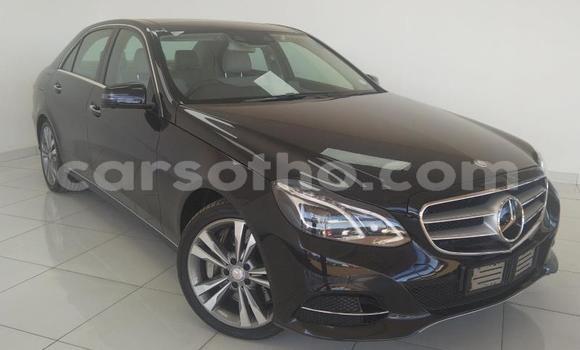 اشتري مستعمل Mercedes-Benz E–Class Brown سيارة في Maseru في Maseru