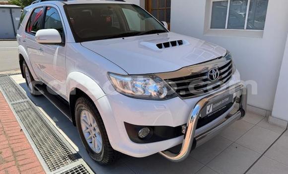 Sayi Na hannu Toyota Fortuner White Mota in Maseru a Maseru
