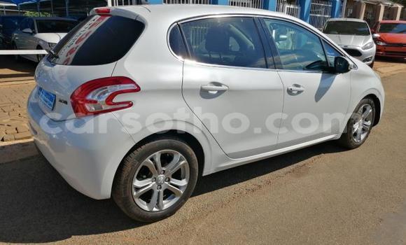 Sayi Na hannu Peugeot 208 Silver Mota in Maseru a Maseru Sayi Na hannu Peugeot 208 Silver Mota in Maseru a Maseru