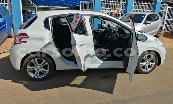 Sayi Na hannu Peugeot 208 Silver Mota in Maseru a Maseru Sayi Na hannu Peugeot 208 Silver Mota in Maseru a Maseru