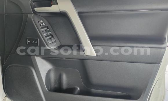 Sayi Na hannu Toyota Land Cruiser Prado White Mota in Maseru a Maseru Sayi Na hannu Toyota Land Cruiser Prado White Mota in Maseru a Maseru