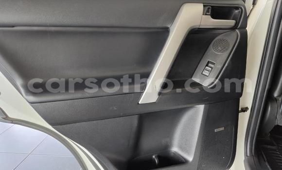 Sayi Na hannu Toyota Land Cruiser Prado White Mota in Maseru a Maseru Sayi Na hannu Toyota Land Cruiser Prado White Mota in Maseru a Maseru