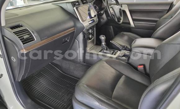 Sayi Na hannu Toyota Land Cruiser Prado White Mota in Maseru a Maseru Sayi Na hannu Toyota Land Cruiser Prado White Mota in Maseru a Maseru