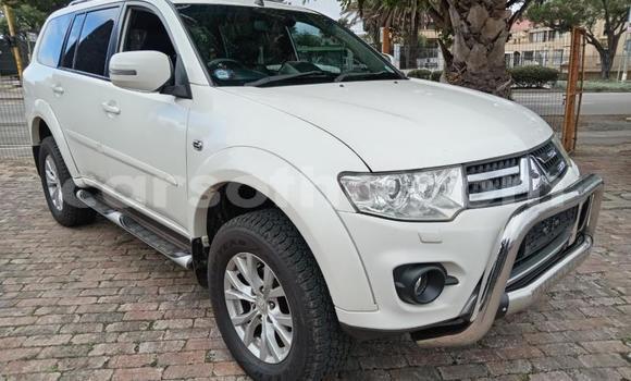 اشتري مستعمل Mitsubishi Pajero White سيارة في Import - Dubai في Maseru