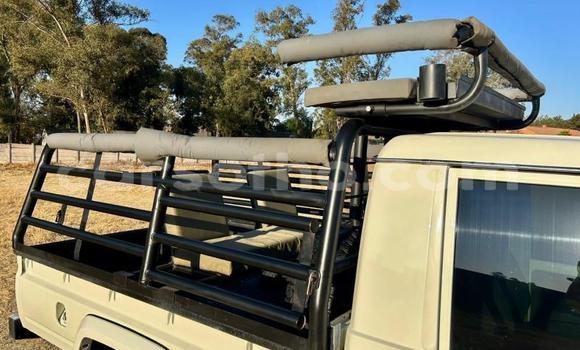 Sayi Na hannu Toyota Land Cruiser White Mota in Maseru a Maseru Sayi Na hannu Toyota Land Cruiser White Mota in Maseru a Maseru