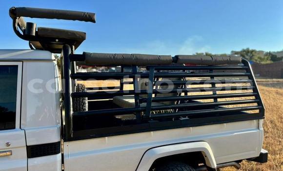 Sayi Na hannu Toyota Land Cruiser White Mota in Maseru a Maseru Sayi Na hannu Toyota Land Cruiser White Mota in Maseru a Maseru