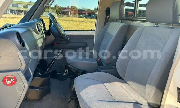 Sayi Na hannu Toyota Land Cruiser White Mota in Maseru a Maseru Sayi Na hannu Toyota Land Cruiser White Mota in Maseru a Maseru