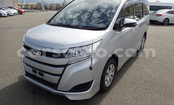 اشتري مستعمل Toyota Noah Silver سيارة في Maseru في Maseru
