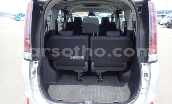 Sayi Na hannu Toyota Noah Silver Mota in Maseru a Maseru Sayi Na hannu Toyota Noah Silver Mota in Maseru a Maseru