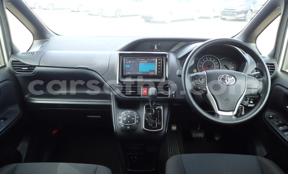 Sayi Na hannu Toyota Noah Silver Mota in Maseru a Maseru Sayi Na hannu Toyota Noah Silver Mota in Maseru a Maseru