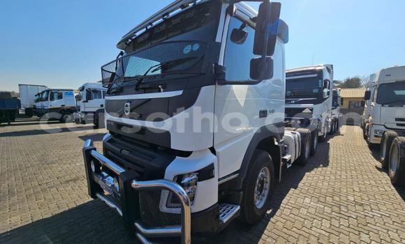 Sayi Na hannu Volvo F4 White Babbar mota in Maseru a Maseru