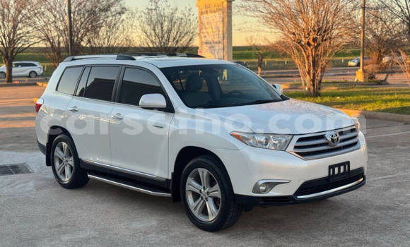 Sayi Na hannu Toyota Highlander White Mota in Maseru a Maseru Sayi Na hannu Toyota Highlander White Mota in Maseru a Maseru