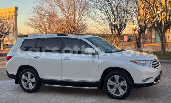 Sayi Na hannu Toyota Highlander White Mota in Maseru a Maseru Sayi Na hannu Toyota Highlander White Mota in Maseru a Maseru