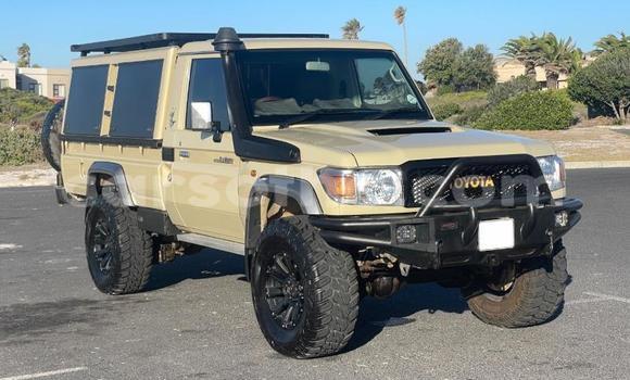 اشتري مستعمل Toyota Land Cruiser Beige سيارة في Maseru في Maseru