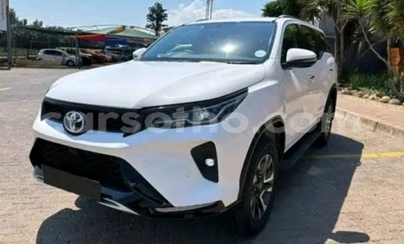 اشتري مستعمل Toyota Fortuner White سيارة في Maseru في Maseru