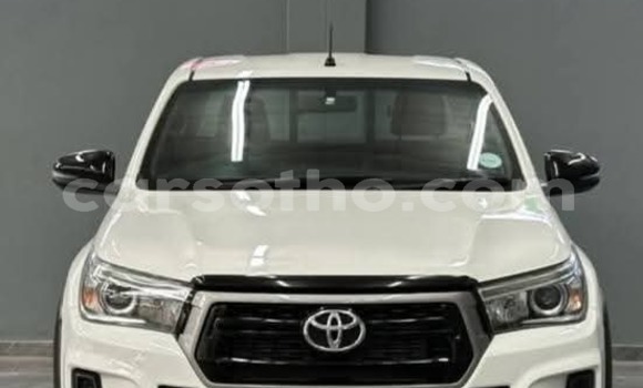 Sayi Na hannu Toyota Hilux White Mota in Hlotse a Leribe