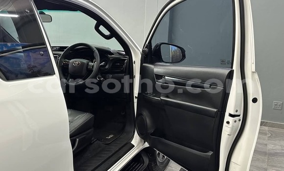 Sayi Na hannu Toyota Hilux White Mota in Hlotse a Leribe Sayi Na hannu Toyota Hilux White Mota in Hlotse a Leribe