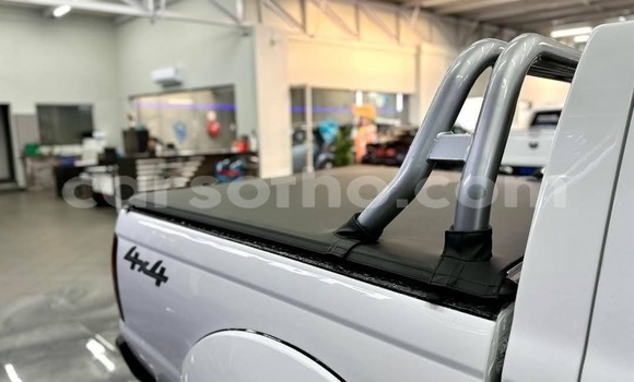 Sayi Na hannu Nissan NP 300 White Mota in Hlotse a Leribe Sayi Na hannu Nissan NP 300 White Mota in Hlotse a Leribe