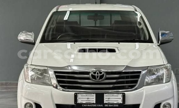 Sayi Na hannu Toyota Hilux White Mota in Hlotse a Leribe