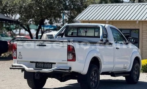 Sayi Na hannu Toyota Hilux White Mota in Maseru a Maseru Sayi Na hannu Toyota Hilux White Mota in Maseru a Maseru