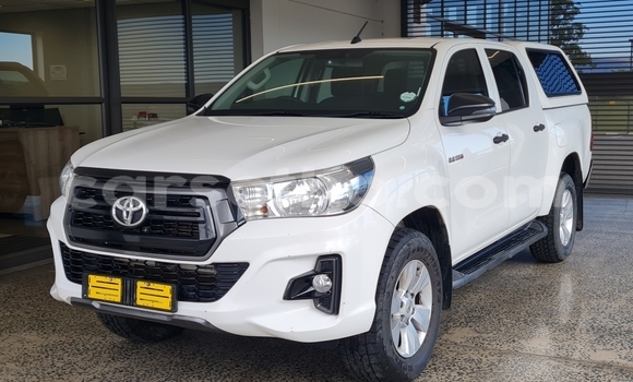 Sayi Na hannu Toyota Hilux White Mota in Maseru a Maseru