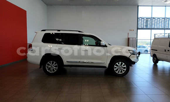 Sayi Na hannu Toyota Land Cruiser White Mota in Maseru a Maseru Sayi Na hannu Toyota Land Cruiser White Mota in Maseru a Maseru