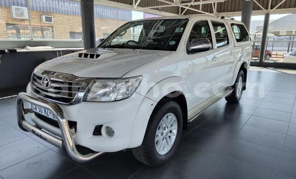 Sayi Na hannu Toyota Hilux White Mota in Maseru a Maseru Sayi Na hannu Toyota Hilux White Mota in Maseru a Maseru
