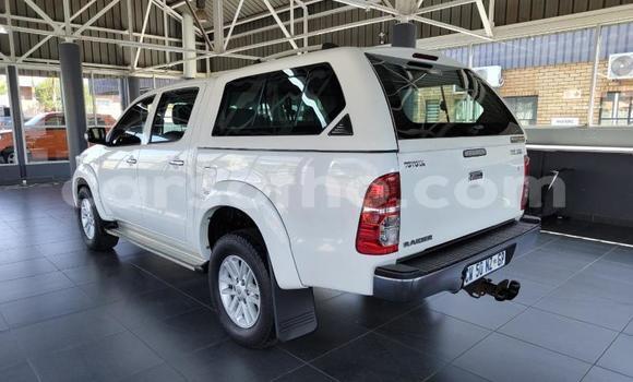 Sayi Na hannu Toyota Hilux White Mota in Maseru a Maseru Sayi Na hannu Toyota Hilux White Mota in Maseru a Maseru