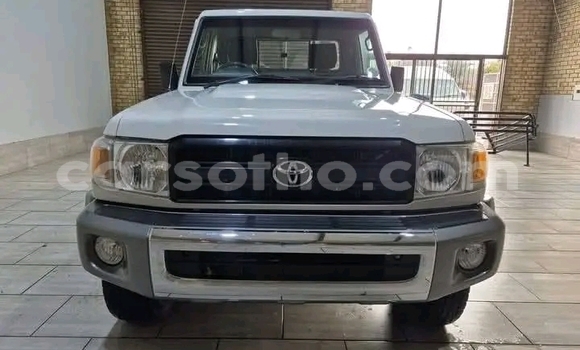 اشتري مستعمل Toyota Land Cruiser White سيارة في Maseru في Maseru