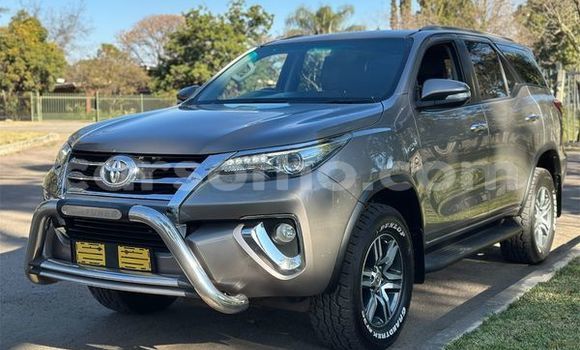 اشتري مستعمل Toyota Fortuner Silver سيارة في Maseru في Maseru