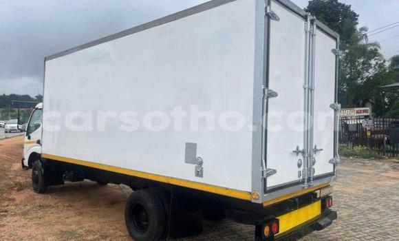 Sayi Na hannu Toyota Dyna White Babbar mota in Maseru a Maseru Sayi Na hannu Toyota Dyna White Babbar mota in Maseru a Maseru