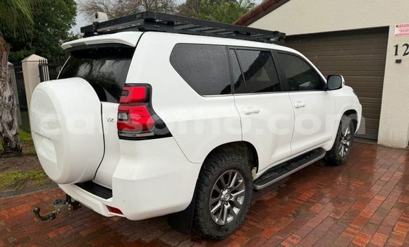 Sayi Na hannu Toyota Land Cruiser Prado White Mota in Maseru a Maseru Sayi Na hannu Toyota Land Cruiser Prado White Mota in Maseru a Maseru