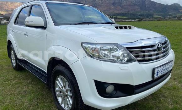 اشتري مستعمل Toyota Fortuner White سيارة في Maseru في Maseru