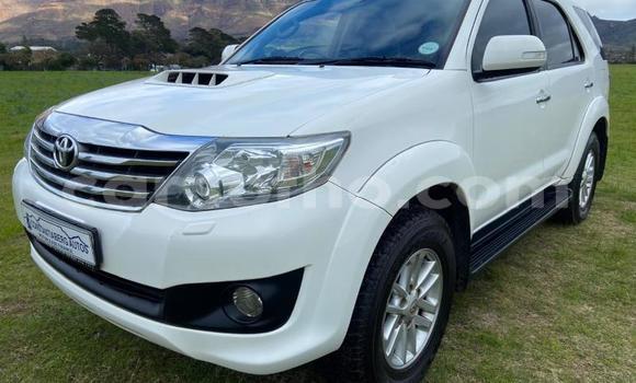 Sayi Na hannu Toyota Fortuner White Mota in Maseru a Maseru Sayi Na hannu Toyota Fortuner White Mota in Maseru a Maseru