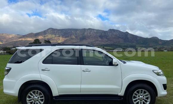 Sayi Na hannu Toyota Fortuner White Mota in Maseru a Maseru Sayi Na hannu Toyota Fortuner White Mota in Maseru a Maseru