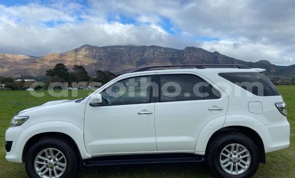 Sayi Na hannu Toyota Fortuner White Mota in Maseru a Maseru Sayi Na hannu Toyota Fortuner White Mota in Maseru a Maseru