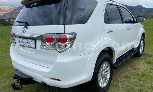 Sayi Na hannu Toyota Fortuner White Mota in Maseru a Maseru Sayi Na hannu Toyota Fortuner White Mota in Maseru a Maseru