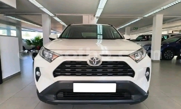 Sayi Na hannu Toyota RAV4 White Mota in Maseru a Maseru
