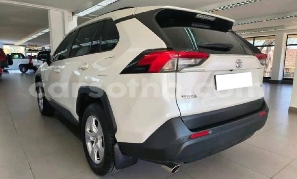 Sayi Na hannu Toyota RAV4 White Mota in Maseru a Maseru Sayi Na hannu Toyota RAV4 White Mota in Maseru a Maseru