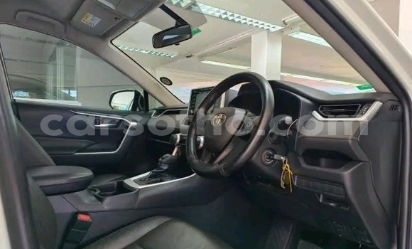 Sayi Na hannu Toyota RAV4 White Mota in Maseru a Maseru Sayi Na hannu Toyota RAV4 White Mota in Maseru a Maseru