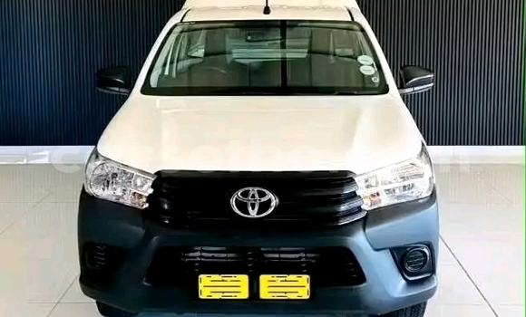 Sayi Na hannu Toyota Hilux White Mota in Maseru a Maseru