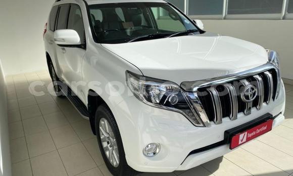 Sayi Na hannu Toyota Land Cruiser Prado White Mota in Maseru a Maseru Sayi Na hannu Toyota Land Cruiser Prado White Mota in Maseru a Maseru