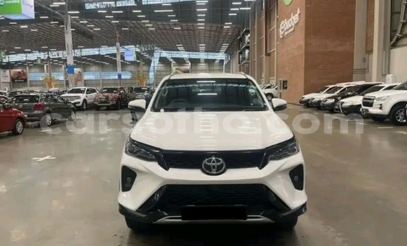 اشتري مستعمل Toyota Fortuner White سيارة في Maseru في Maseru