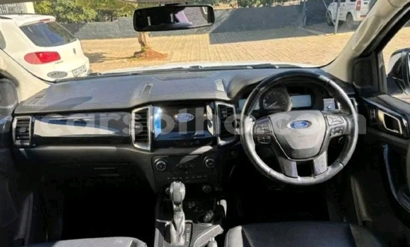 Buy Used Ford Everest White Car in Maseru in Maseru Buy Used Ford Everest White Car in Maseru in Maseru