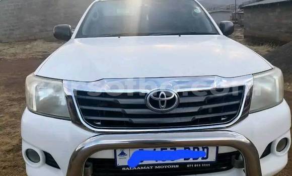 Sayi Na hannu Toyota Hilux White Mota in Maseru a Maseru