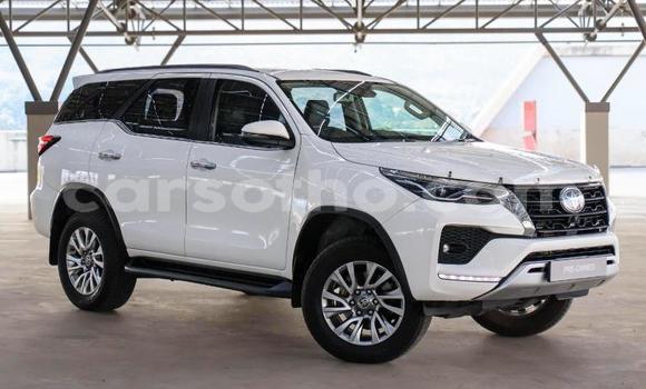 Sayi Na hannu Toyota Fortuner White Mota in Maseru a Maseru Sayi Na hannu Toyota Fortuner White Mota in Maseru a Maseru